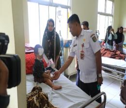 Sekretaris daerah Kuantan Singingi, Dedi Sambudy temui pasien RSUD Teluk Kuantan (foto/Ultra)